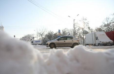 Zăpada îngheaţă traficul: 17 drumuri naţionale închise!